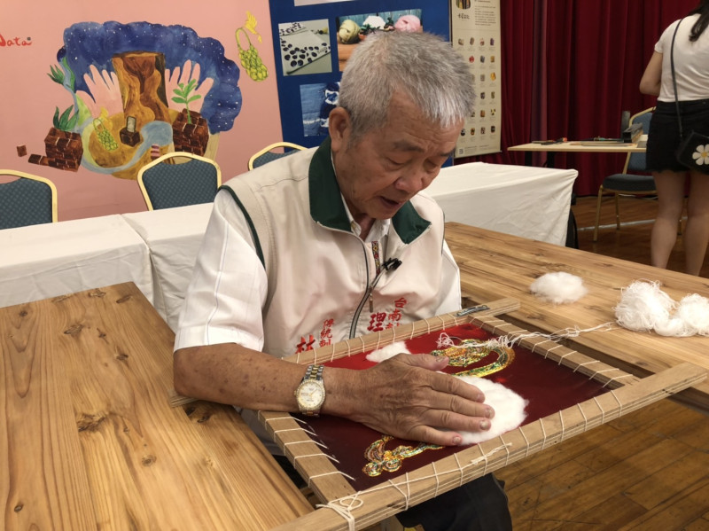 高齡80歲的林玉泉老師，示範台灣繡「平安如意」。   圖 : 中友百貨/提供