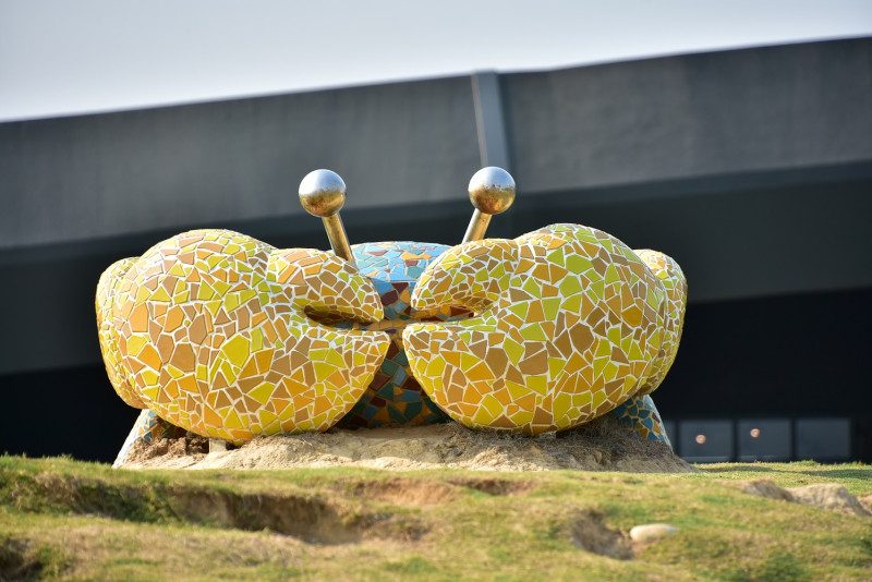 遊客中心外設有招潮蟹造型的裝置藝術。   圖：台中市政府／提供