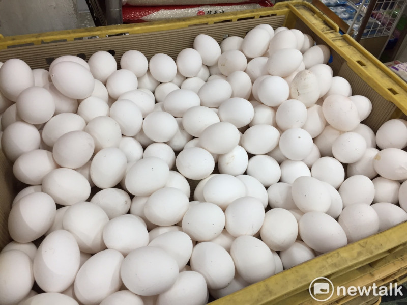 農委會表示，若購買散裝蛋，買回家後先別清洗，因為雞蛋蛋殼有一層保護膜，洗過的雞蛋保存期限會變短。   圖：閻芝霖/攝