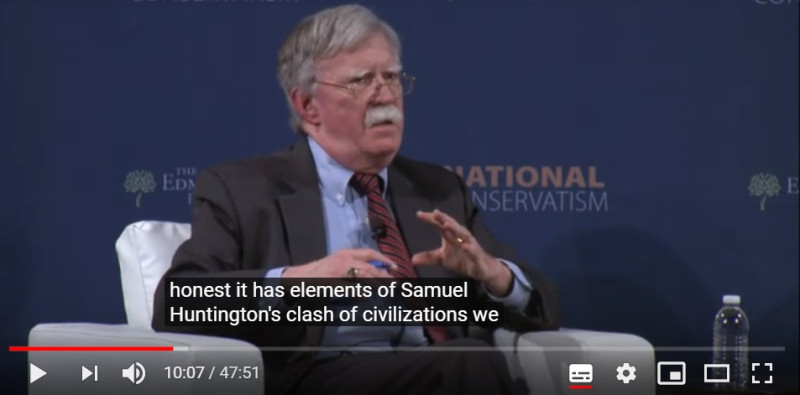 美國國家安全顧問博爾頓16日在「全國保守主義」大會指出，美中之爭有「文明衝突論」的要素。   圖：擷取自「全國保守主義」大會影片