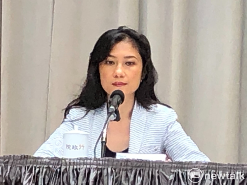 行政院發言人Kolas Yotaka今（19）日表示，行政院綜合各方因素考量後，決定明（109）年不予調整軍公教薪資。   圖：謝莉慧/攝