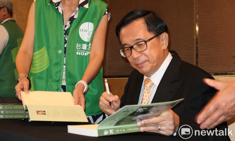 前總統陳水扁19日為支持者簽書。   圖：林朝億/攝