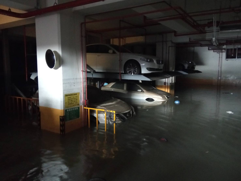 裕藏富邑大廈地下室淹水，汽車泡在水裡。   圖：孫家銘／攝