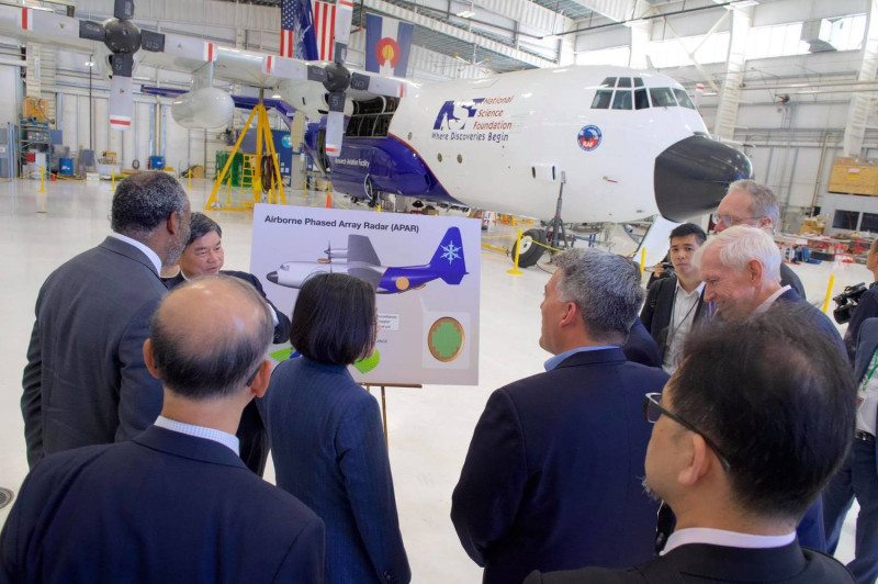 蔡英文總統參訪美國國家大氣中心（NCAR）及所屬的地球觀測實驗室，實地了解台美氣象合作情形，也參觀了福衛3號、福衛7號的展區。   圖/蔡英文 Tsai Ing-wen臉書