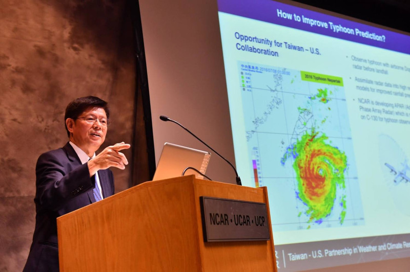蔡英文總統參訪美國國家大氣中心（NCAR）及所屬的地球觀測實驗室，實地了解台美氣象合作情形，也參觀了福衛3號、福衛7號的展區。   圖/蔡英文 Tsai Ing-wen臉書