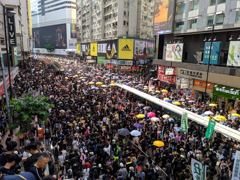 香港721反送中遊行，眾人包圍中聯辦，港警現要依法捕人。   圖：翻攝自香港民間人權陣線/臉書