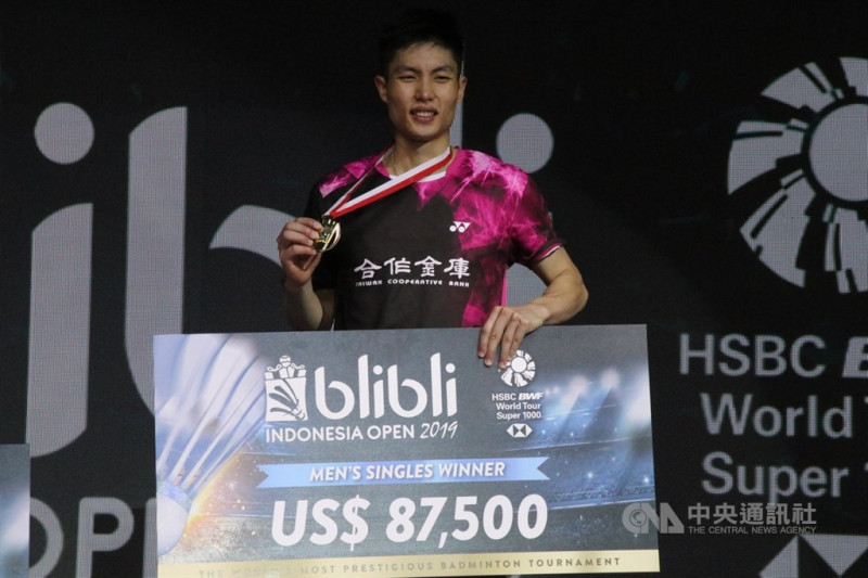 台灣羽球一哥周天成21日在2019印尼羽球公開賽中拿下男單冠軍，成為台灣羽球史上男單第一人。    圖：中央社提供