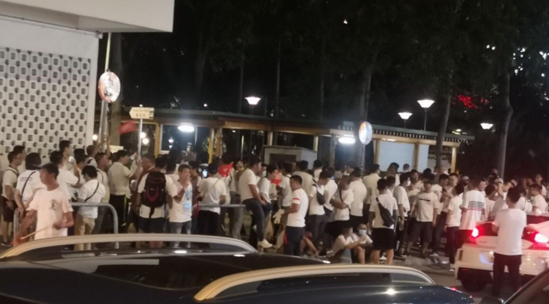 有網友在批踢踢爆卦，指21日香港反送中遊鸻結束之際，元朗地鐵站出現上百名白衣黑幫份子，狙擊回家民眾。