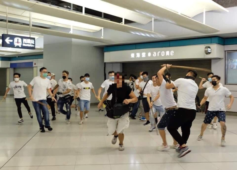 香港《反送中》運動爆發穿著白衣的疑似黑幫份子「無差別攻擊」事件，網友在館長陳之漢臉書處張貼照片。   圖：翻攝飆捍臉書鄒懷傑留言