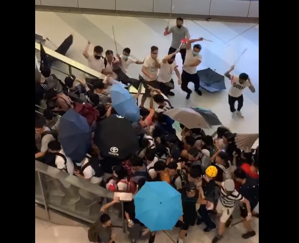 香港元朗地區爆發疑似黑道的白衣人士手持棍棒等武器，打著「保護元朗」的口號，在地鐵站狂毆乘客，導致許多民眾受傷。   圖：翻攝自香港突發事故報料區