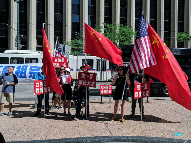 外交部長吳釗燮在推特分享一張美國丹佛街頭的照片，有數名民眾舉著五星旗與支持統一、反對台獨的標語，吳釗燮反問，「言論自由不是所有人都應得的嗎？」   圖：外交部提供