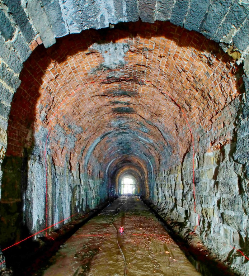 隧道內部磚石剝落，期待整修後重現舊日風采。   圖：交通部／提供