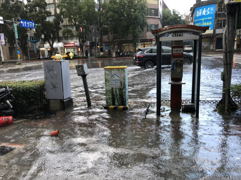 中央氣象局今針對台北市發布豪雨特報，新生南路的人行道也淹水了。   圖：Mayer/提供