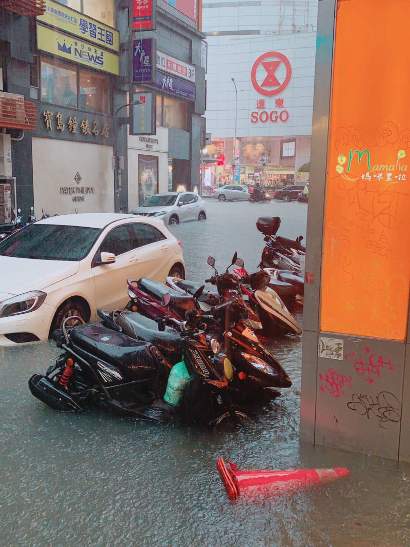 台北市今（22）日下午下起暴雨，忠孝東路附近豪雨成災。   圖片：議員李明賢 / 提供