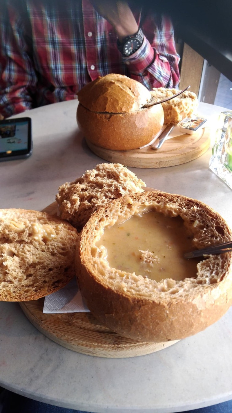 濃湯麵包是雷克雅未克極為著名的當地特色料理，照片中這樣一塊麵包裝濃湯就要台幣約500元。   圖：謝佳真／攝