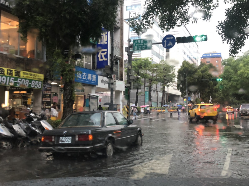 今（22）日中央氣象局針對台北市發布豪雨特報，台北市大安路一段也淹水了。   圖：新頭殼/提供