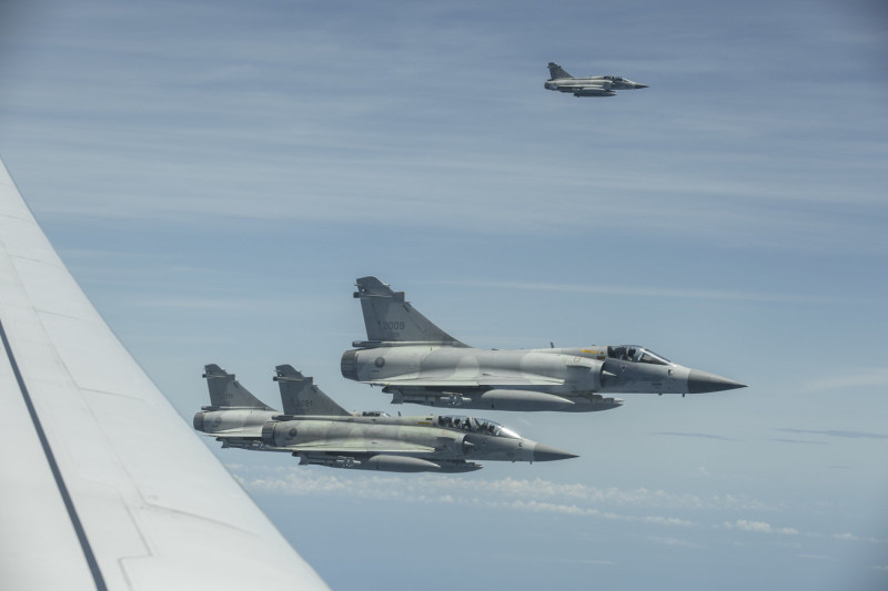 總統府主動公布幻象戰機伴飛、護送蔡英文總統專機進入台灣領空的照片。   圖：總統府提供