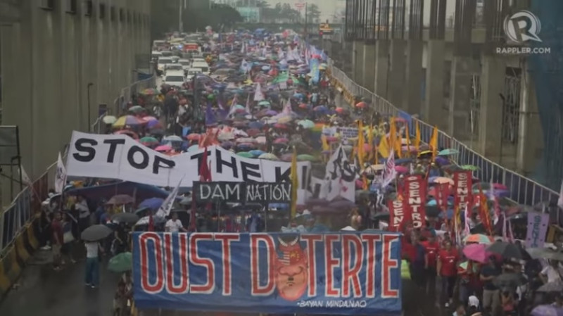 菲律賓民間團體號召數千民眾上街遊行，沿途高喊「中國離開」口號，呼籲政府阻止中國在西菲律賓海橫行。   圖：翻攝Youtube