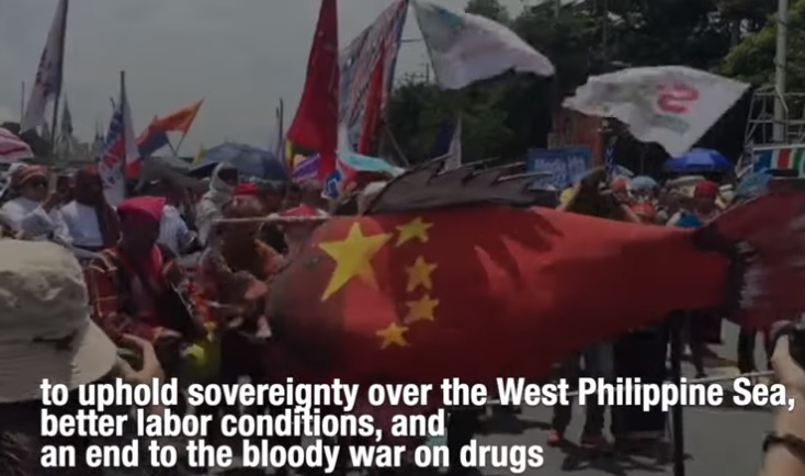 示威群眾高呼「中國離開」口號，並合力「刺殺」有五星旗圖案的模型魚。   圖：翻攝Youtube