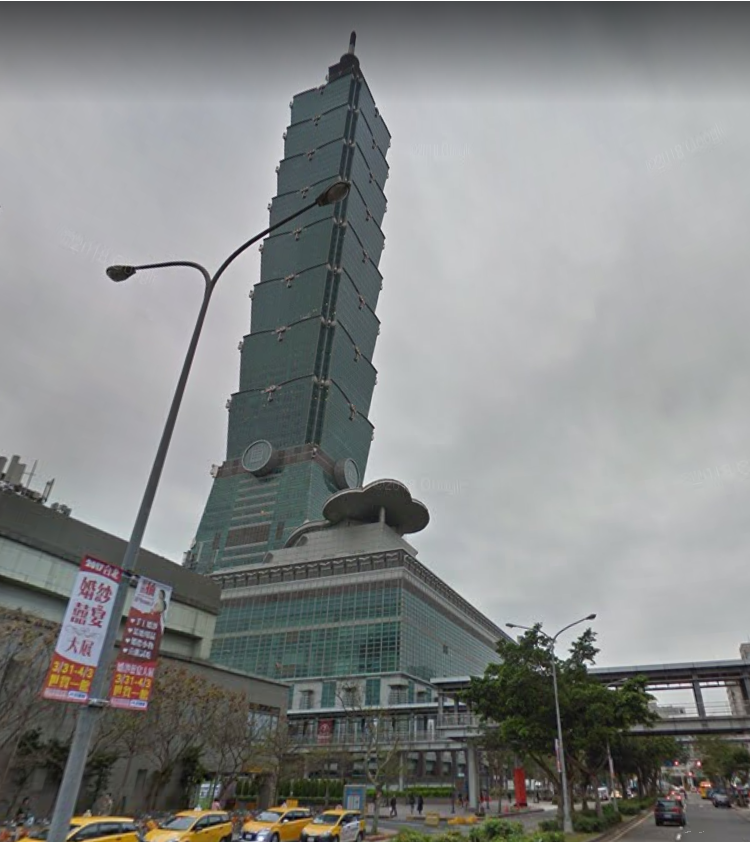 台北101大樓23日凌晨發生工人墜樓意外。   圖：翻攝Google Map街景