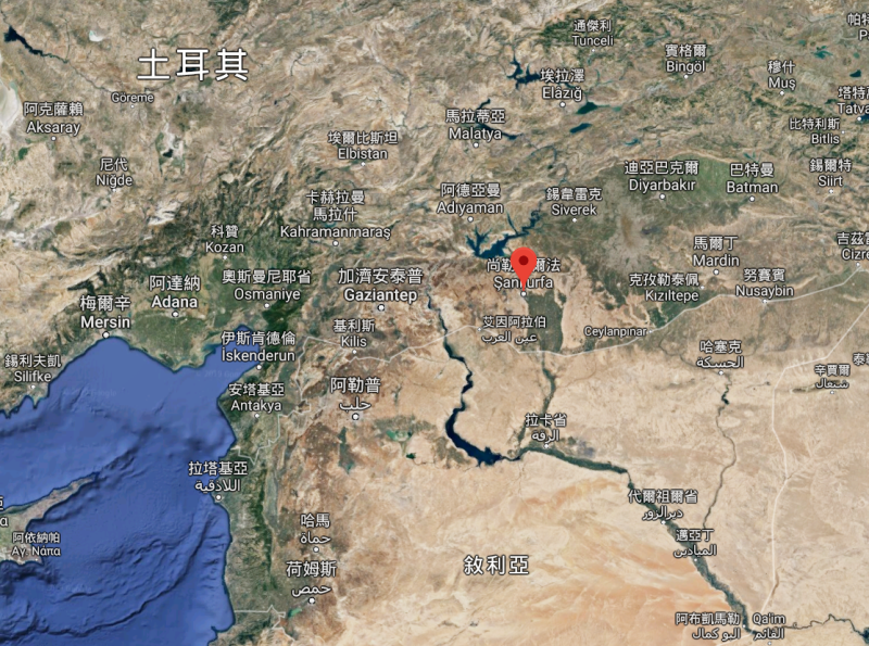 土耳其東南疆尚勒烏爾法省昨天晚間遭遇據信來自敘利亞境內庫德族民兵團體人民保衛軍掌控地區的火箭攻擊，造成包括一名兒童在內的6人受傷，土耳其軍方並以火砲展開反擊。   圖：翻攝Google Map