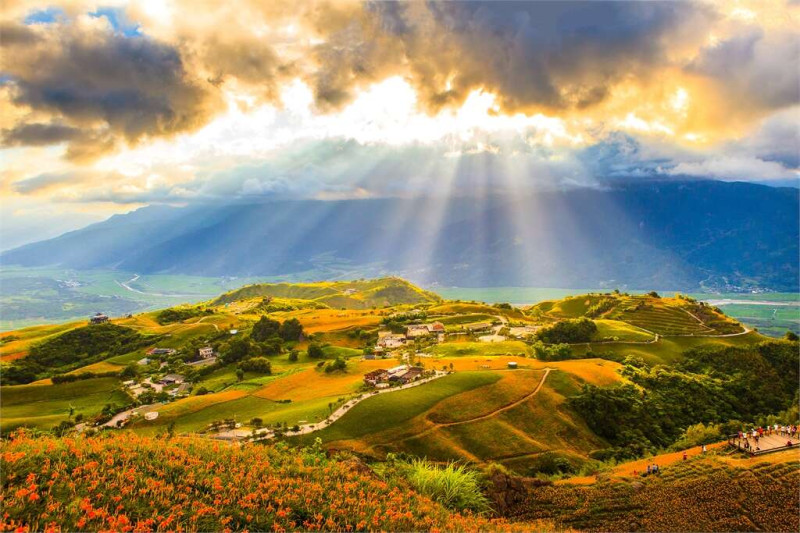 六十石山的招牌美景耶穌光。   圖：花東縱谷國家風景區網站／翻攝
