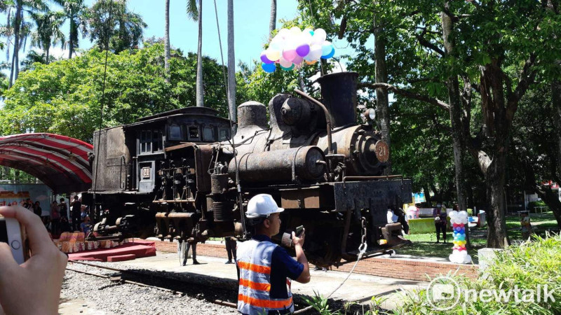 陳列在嘉義公園46年的蒸汽老火車頭，今天吊回嘉義車庫園區維修。   圖：蔡坤龍/攝