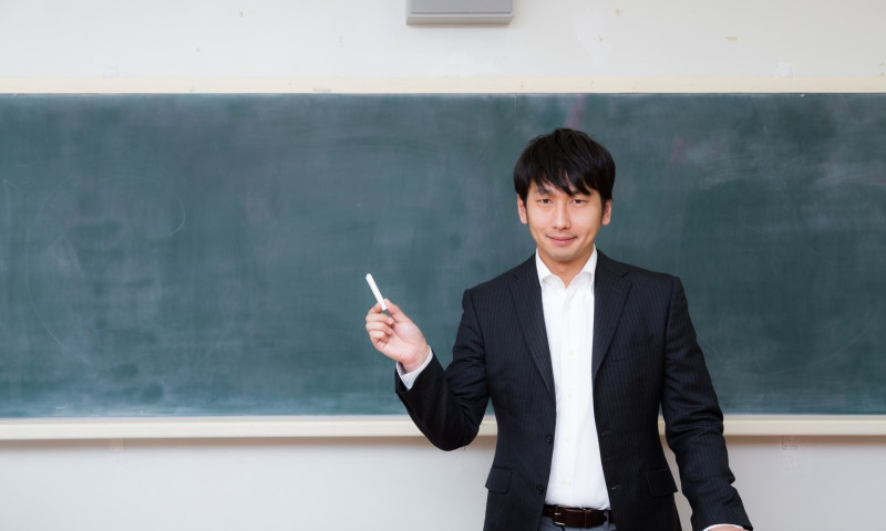 日本節目有一名小學老師，認為老師負擔過多責任，而導致其成為血汗職業之一。   圖／取自 pakutaso