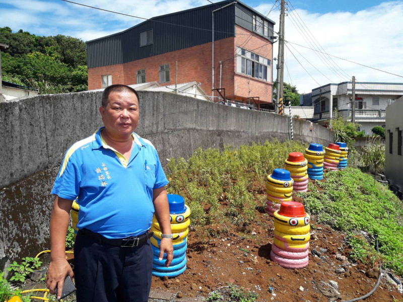 金山區永興里長許瑞林支持在地杜鵑產業及美化社區，與市府聯手推動「萬金杜鵑鄉」的城市意象。   圖：新北市農業局/提供