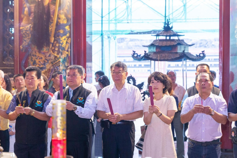 台北市長柯文哲與夫人陳佩琪利用假日下鄉參訪。   圖：翻攝柯粉俱樂部臉書