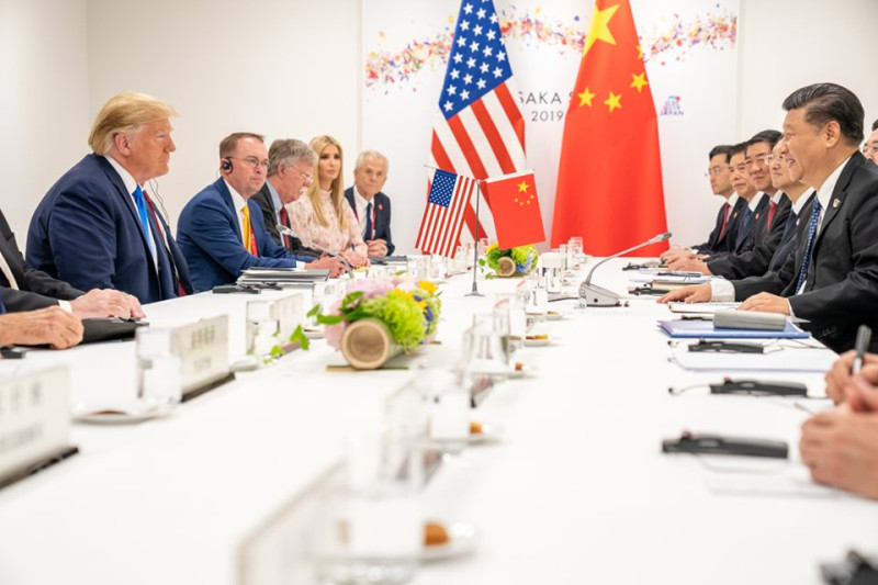 美國總統川普（左）在G20高峰會上，與中國領導人習近平（右）會談後，貿易談判得以重新展開。   圖：翻攝自美國白宮臉書