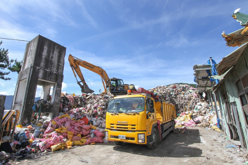 梨山福壽山垃圾轉運站累積達600噸的垃圾量，宛如一座巨形的垃圾山。   圖 : 台中市政府/提供