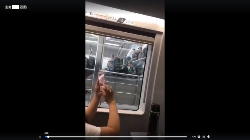 民眾稱搭乘香港高鐵時，撞見大量解放軍抵達香港，並錄下這段影片。   圖：翻攝自台灣人民力量臉書。