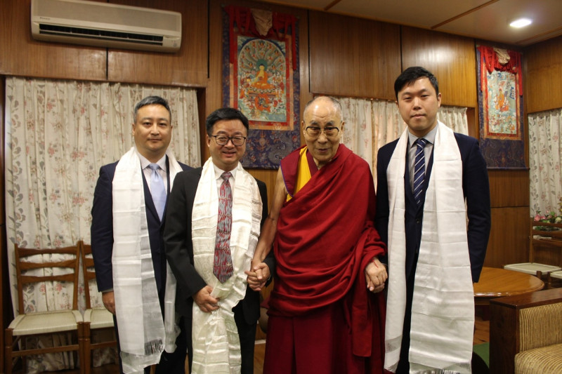 民進黨秘書長羅文嘉拜會達賴喇嘛。   圖：擷自李問臉書