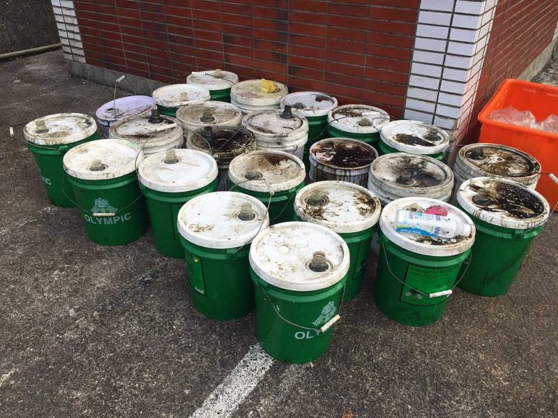 基隆市政府查獲被棄置的23桶機油。   圖 : 基隆市政府/提供