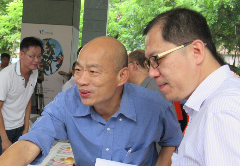 韓國瑜（左）說吳芳銘沒有要選立委的意願。   圖：高雄市政府／提供（資料照片）