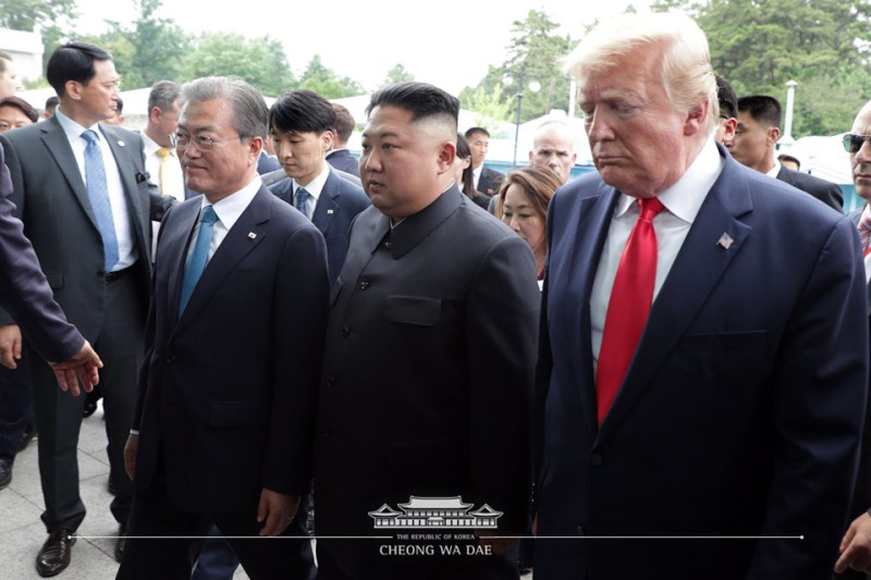 美國總統川普（右起）6月底訪問韓國，再赴非軍事區（DMZ）會晤朝鮮領導人金正恩，韓國總統文在寅一路作陪。   圖：翻攝自青瓦臺臉書