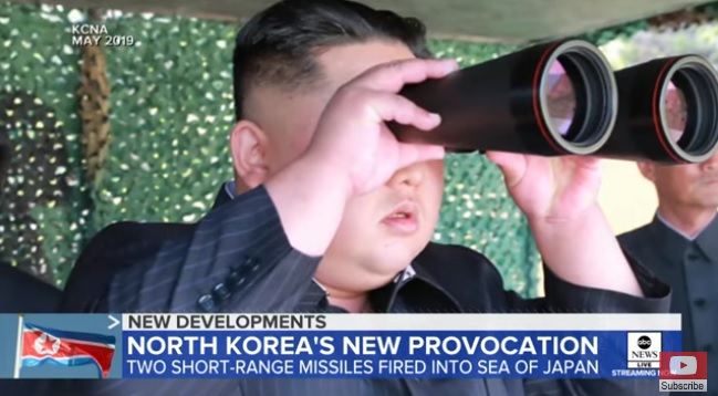 朝鮮領導人金正恩關切武器開發，時常親臨飛彈發射現場。   圖：翻攝自YouTube/ABC News