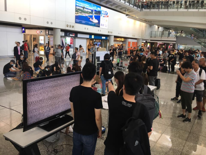香港航空業界在機場大廳舉行集會，聲援反送中行動，也發表聯合聲明。   圖：翻攝Hong Kong Cabin Crew Federation 香港空勤人員總工會臉書