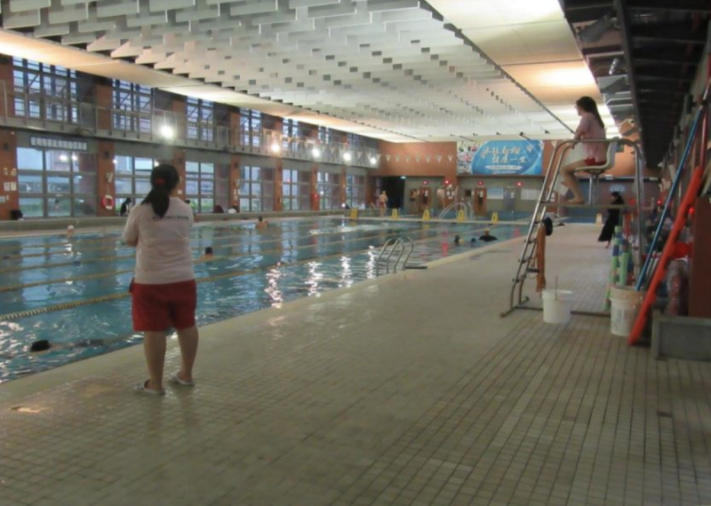 台北市政府稽查北市公私立泳池。   圖：北市法務局 / 提供