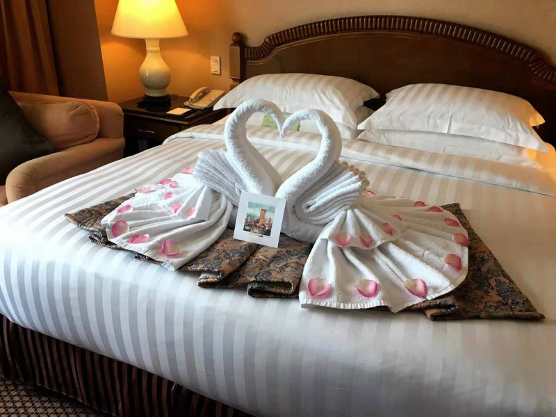 小蜜月專案的房間布置成浪漫套房，不論是熱戀情侶或是夫妻都可以享受戀愛氣氛。   圖：台灣高鐵／提供