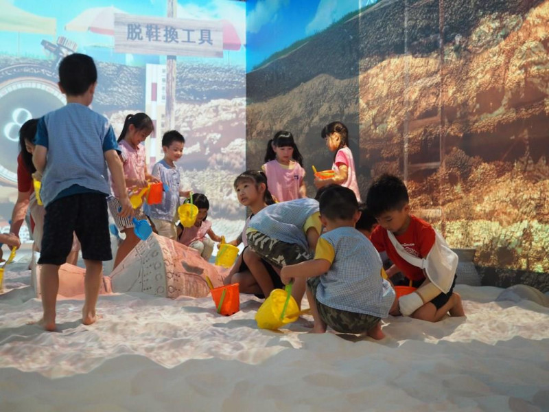 十三行博物館的室內巨大沙坑，免曬太陽也可以盡情玩沙，室內虛實交錯的景象叫人如同置身奇幻空間。   圖：新北市文化局／提供