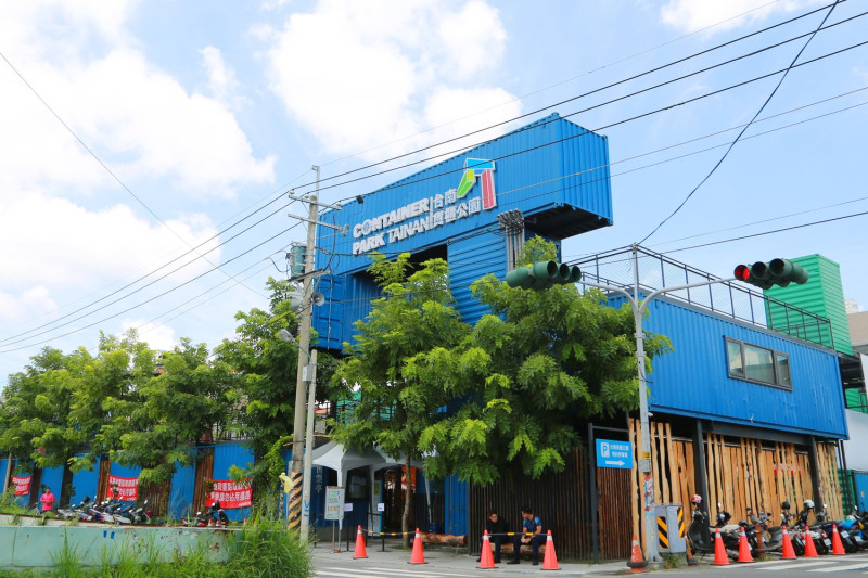 貨櫃公園以40個貨櫃堆成，有如電影鋼鐵擂臺場景。   圖：台南市政府／提供