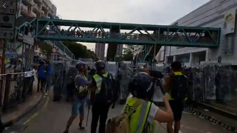 香港727「光復元朗」遊行，港警在大馬路「推進」。   圖：翻攝網路直播