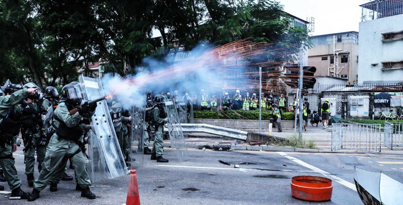 香港727「光復元朗」行動傍晚警方強力執法，大量使用催淚瓦斯攻擊示威者。   圖：翻攝網路直播