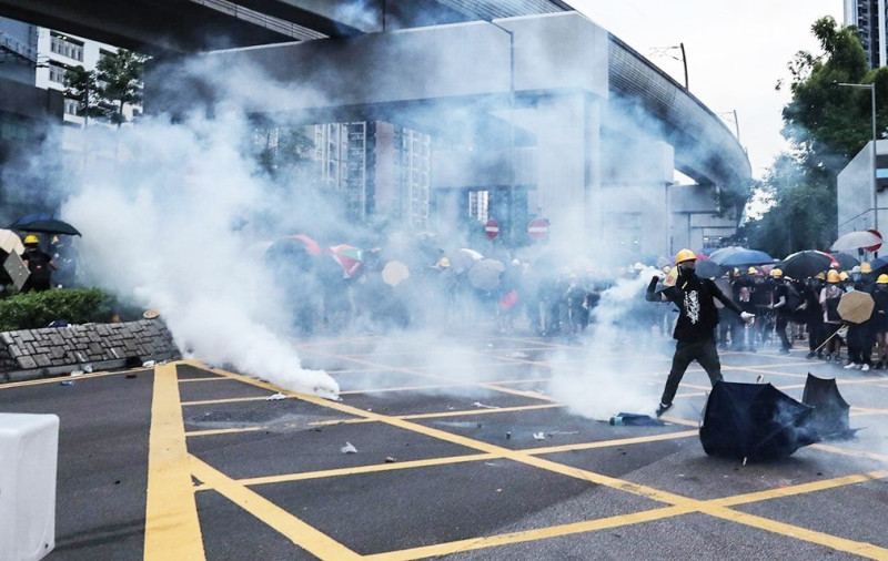 催淚彈對示威者起不了作用，香港警方新購置了3輛水砲車，如果示威行動不停止，今年8月將開始使用水炮車鎮壓示威者。   圖：翻攝網路直播