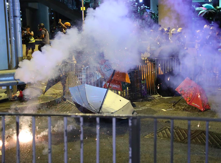 香港防暴警察施放催淚彈驅散示威群眾。   圖：翻攝網路直播。