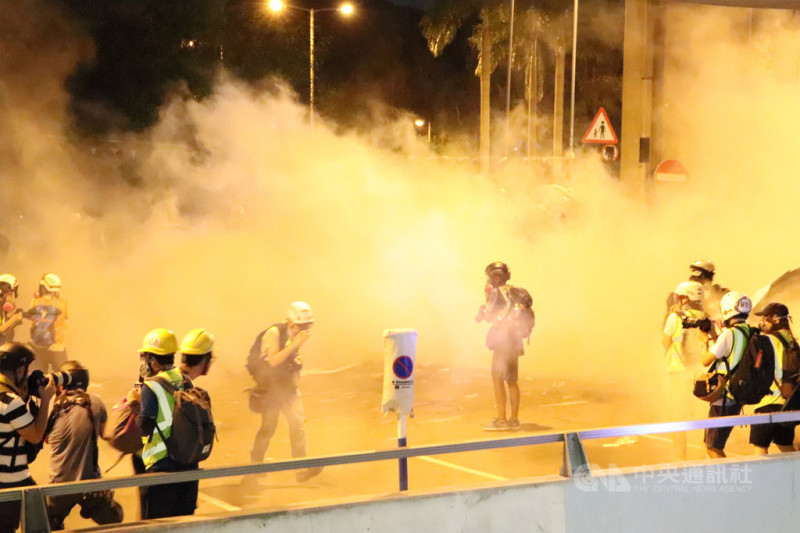 香港防暴警察27日晚間9時許，再次向留守在西鐵元朗站樓下的示威者，發射數枚催淚彈以及橡膠子彈，現場有示威者中彈倒地。   圖：中央社提供。
