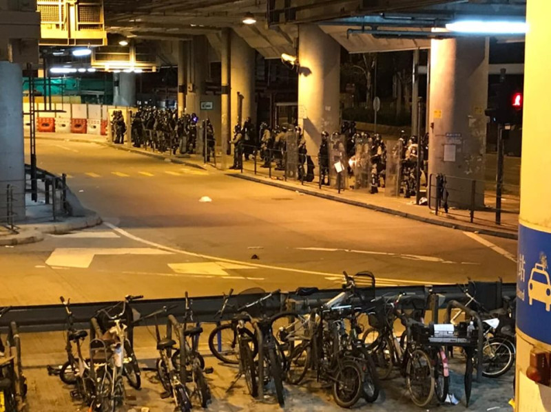 光復元朗行動晚間11時後落幕，西鐵元朗站內已無示威者，防暴警察則圍守在車站外各出口。   圖：翻攝范國威 Gary Fan臉書