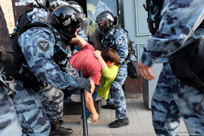 俄警方揮舞棍棒對付抗議群眾，許多人遭警方粗暴逮捕。   圖/翻攝自Илья Варламов 推特